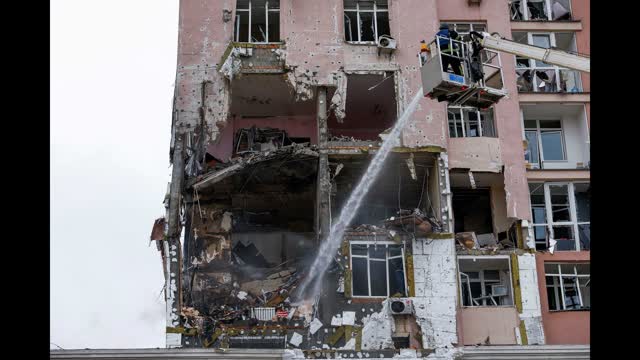 Russian Strikes Hit Kyiv Before Trump�Zelenskyy Talks