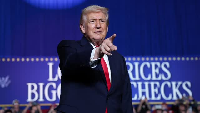Trump Highlights Economic Policies in Midterm Push at Iowa Rally