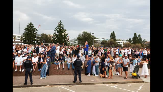 Crowd Honors Bondi Beach Shooting Victims During Hanukkah