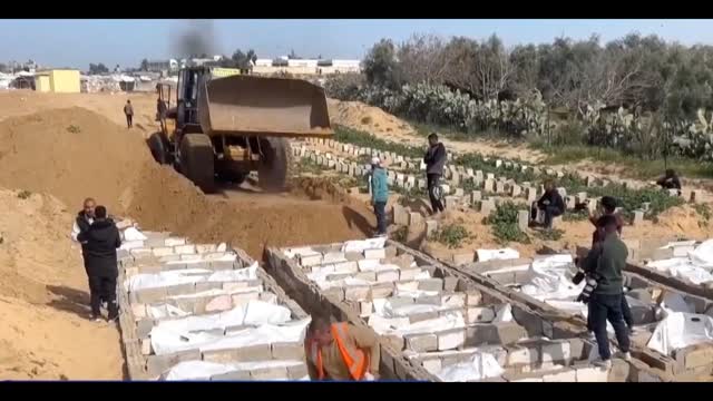 Gaza Residents Bury Unidentified Bodies in Mass Grave