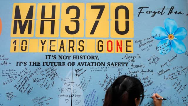 Malaysia Airlines Resume Search For Missing Plane